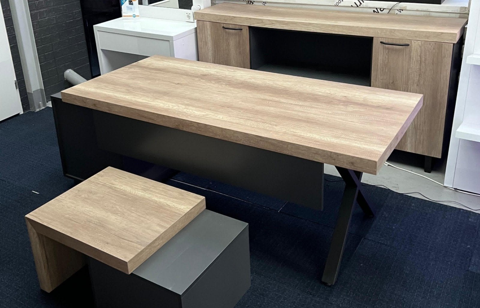 4 STUKS BUREAU SET TE KOOP, Ophalen