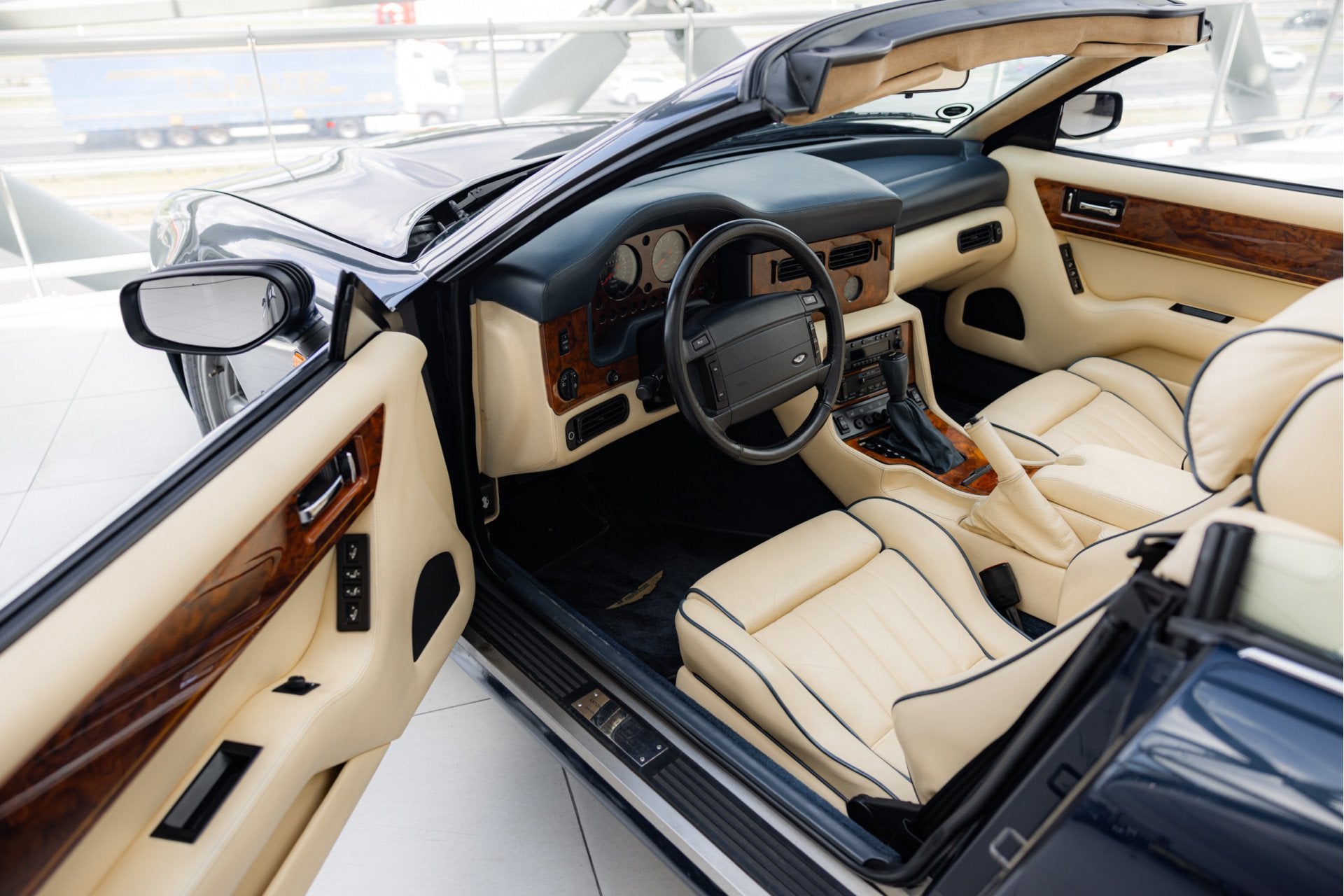 Aston Martin V8 Volante Virage | 5.3 V8 | Org NL | ''05 AM W, Auto's, Oldtimers, Automaat, Achterwielaandrijving, Beige, Cabriolet