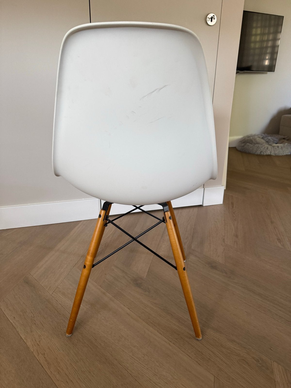 2 Originele Vitra Eames DSW stoelen wit met houten poten, Ophalen, Kunststof, Gebruikt, Twee