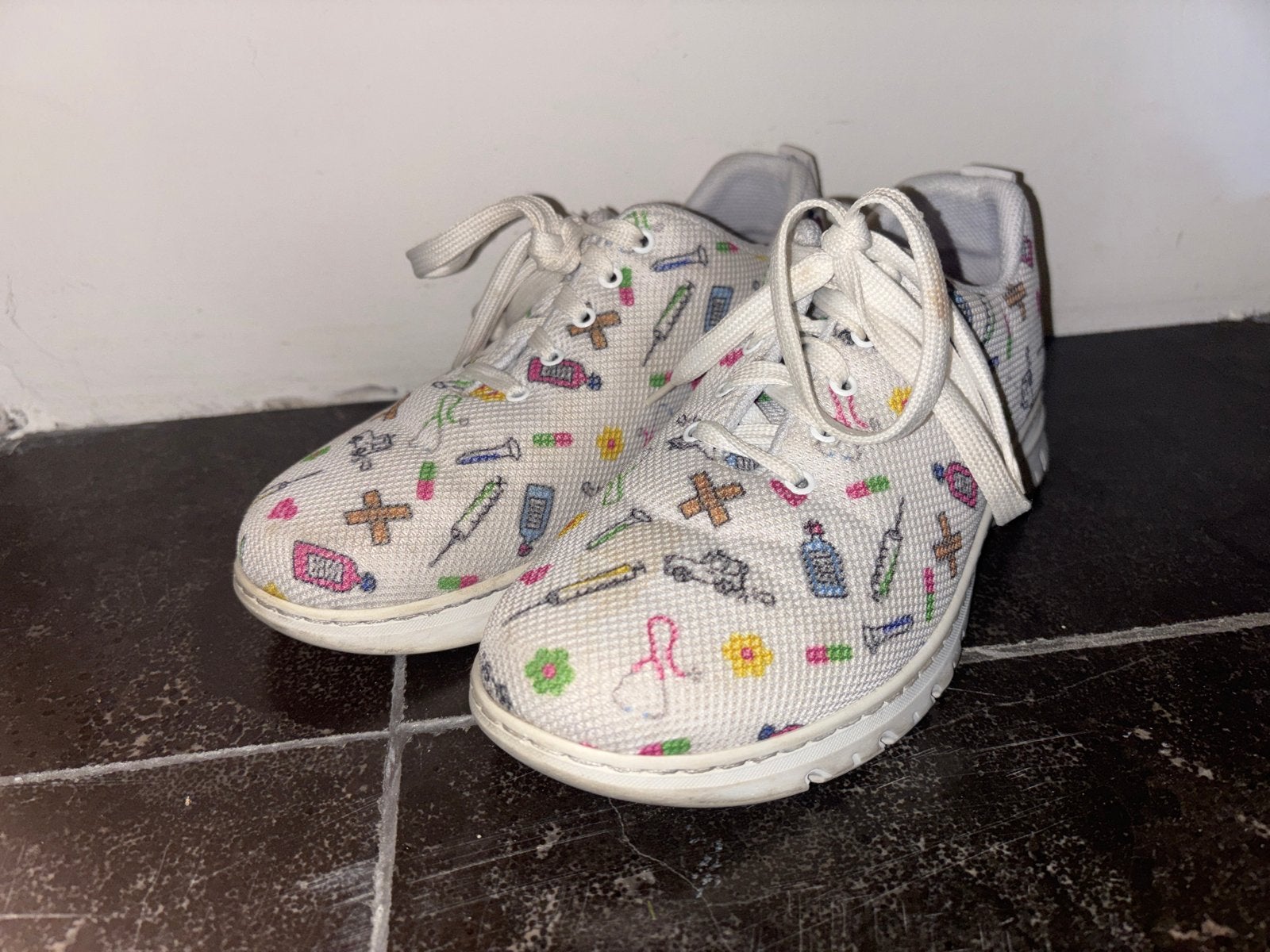 Witte sneakers met medische print, Ophalen of Verzenden, Gedragen, Wit, Sneakers of Gympen