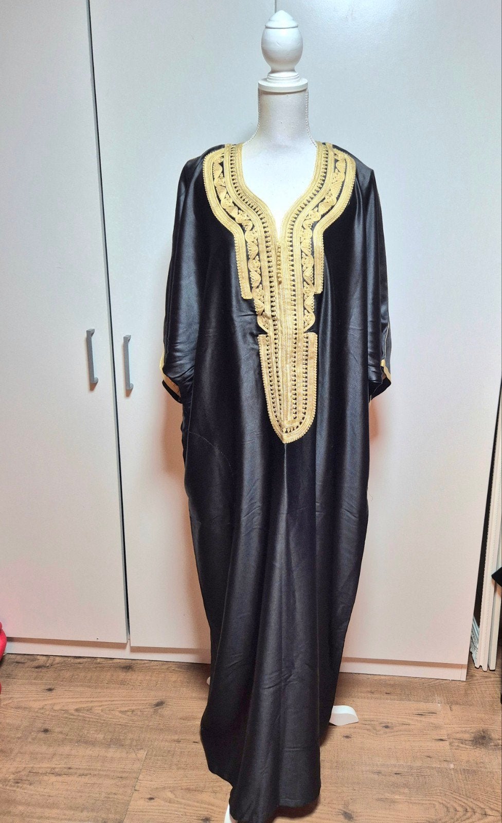Nieuwe Mannelijke Abaya - Zwart met Gouden Borduurwerk, Ophalen of Verzenden, Nieuw, Onbekend
