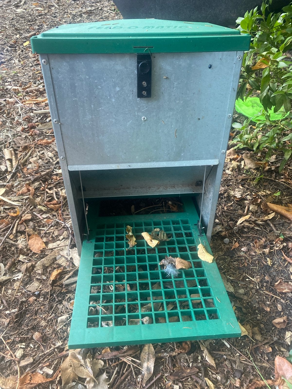 Trapbak voederbak kip feed-o-matic 2x, Ophalen, Zo goed als nieuw, Drinken en Voederen