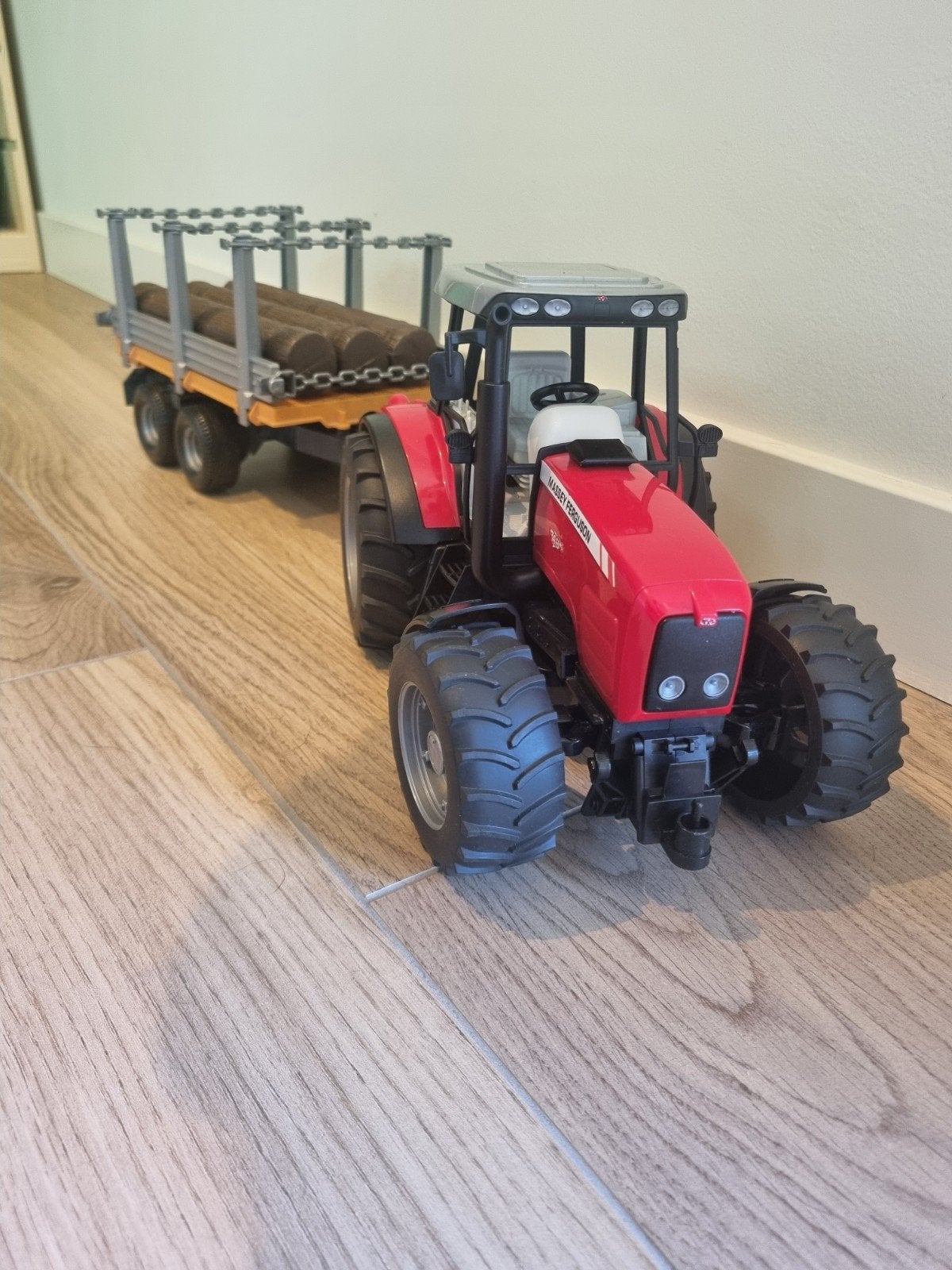 Bruder Massey Ferguson tractor met kar en boomstammen, Ophalen of Verzenden, Gebruikt