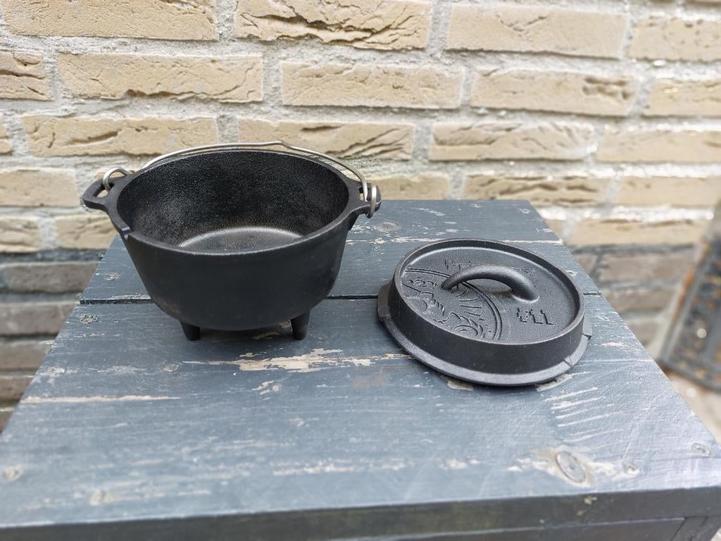 Gietijzeren Dutch Oven 15cm - Ideaal voor buiten koken, Ophalen of Verzenden, Zo goed als nieuw, Gietijzer, Koekenpan of Braadpan
