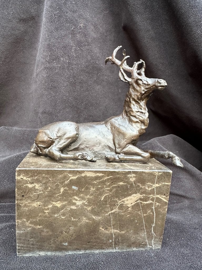 Bronzen beeld liggend Hert - Bok., Antiek en Kunst, Ophalen of Verzenden, Handgemaakt, Brons, Beeld