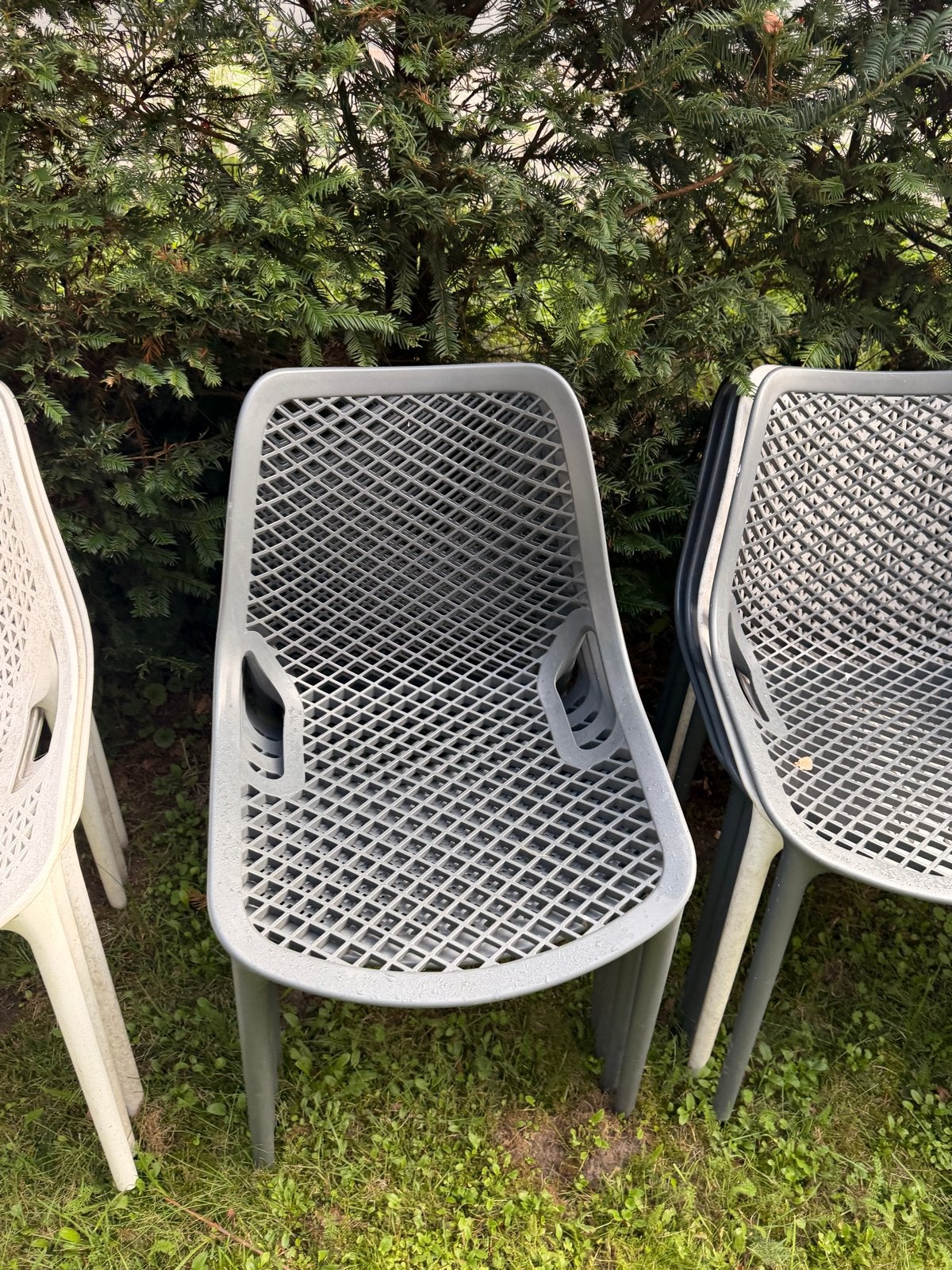 Stapelbare tuinstoelen van kunststof en metaal