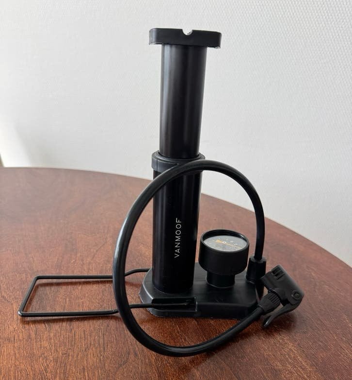 VanMoof Fietspomp, Fietsen en Brommers, Fietsaccessoires | Fietspompen, Ophalen, Drukmeter, Zo goed als nieuw