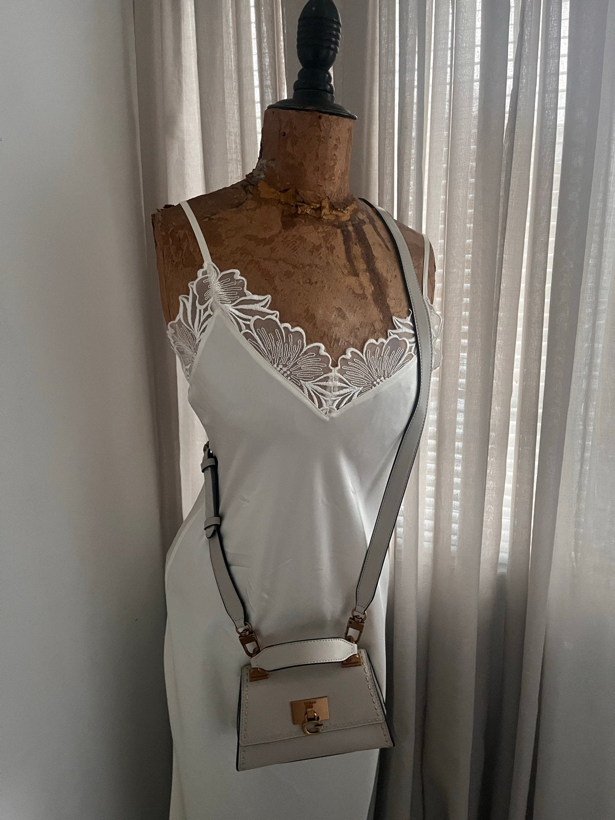 Guess tasje in taupe kleur - Zo goed als nieuw, Ophalen of Verzenden, Zo goed als nieuw, Overige kleuren, Schoudertasje