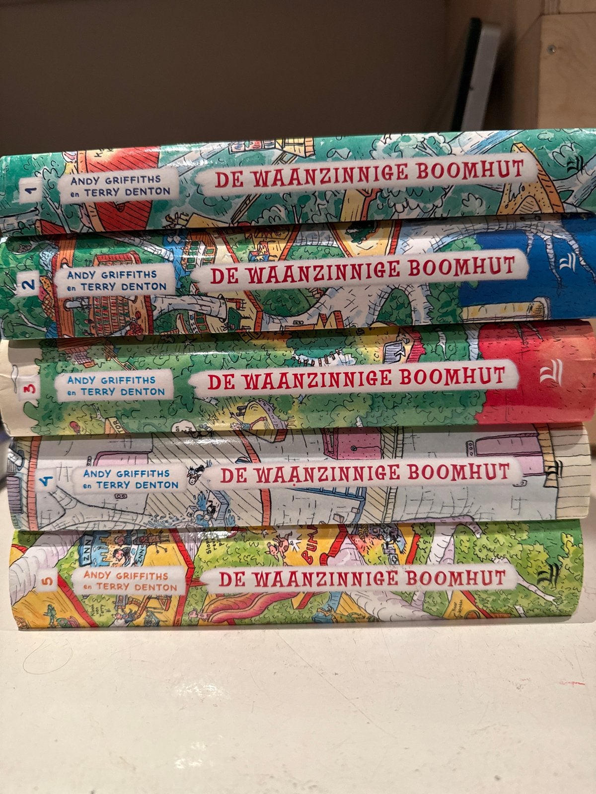 De Waanzinnige Boomhut serie - deel 1 t/m5, Ophalen of Verzenden, Zo goed als nieuw, Fictie algemeen