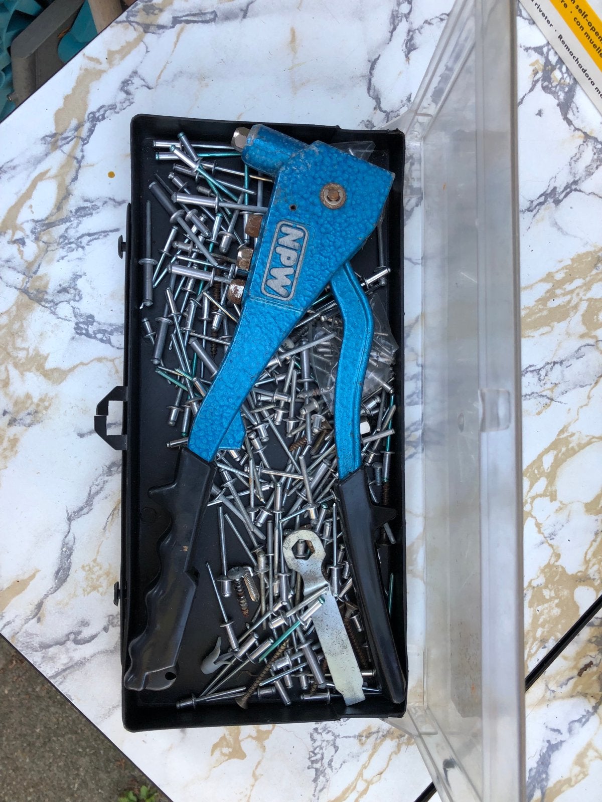 Popnageltang met popnagels in handige opbergdoos, Doe-het-zelf en Verbouw, Gereedschap | Handgereedschap, Ophalen, Gebruikt, Tang