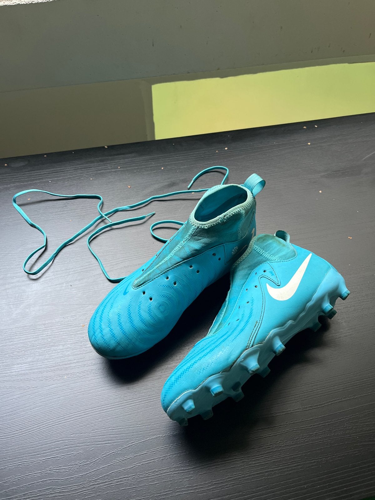 Nike voetbalschoenen - Lichtblauw, Sport en Fitness, Voetbal, Ophalen, Maat XS of kleiner, Schoenen, Zo goed als nieuw