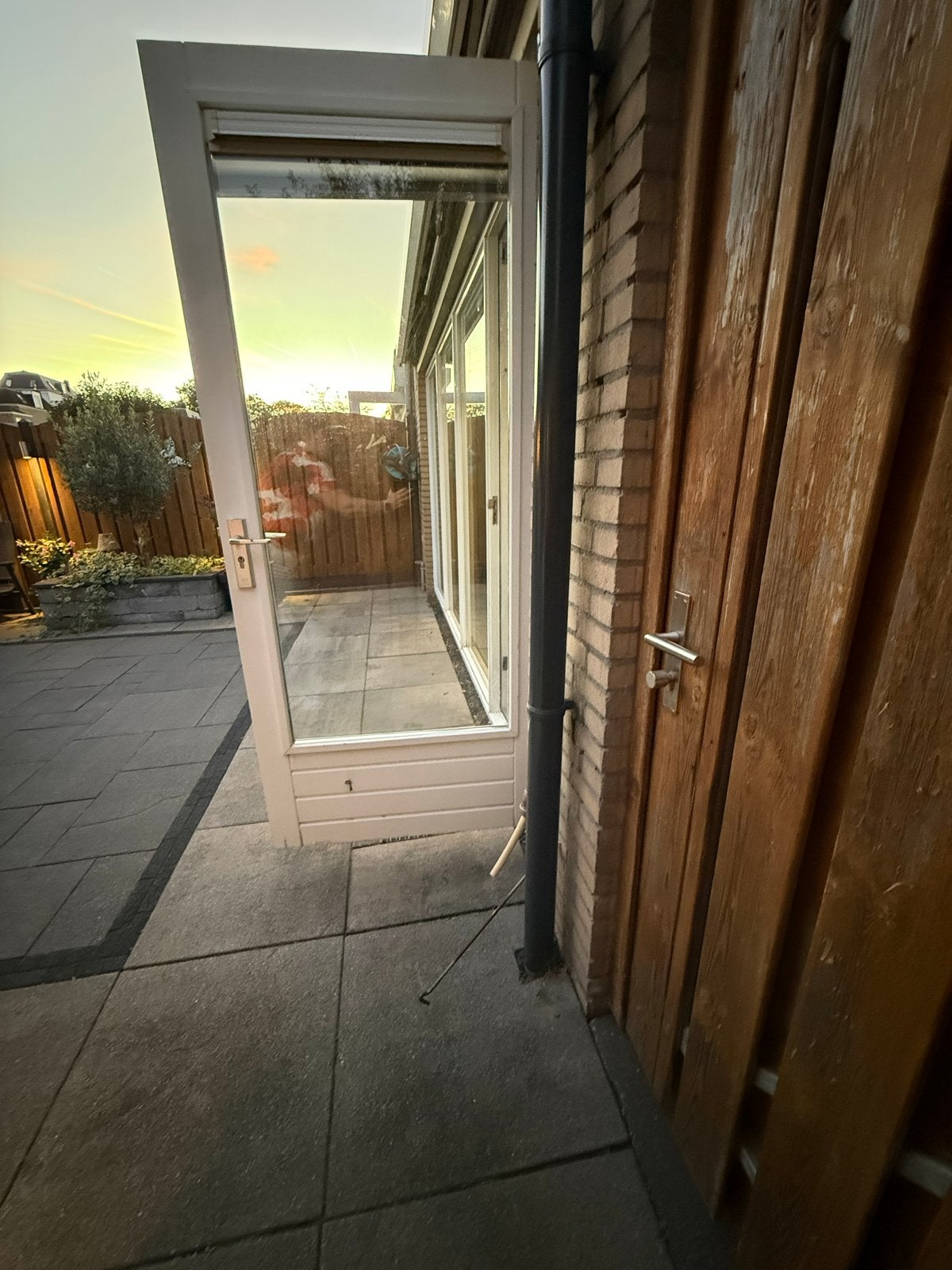 Buitendeur met ventilatierooster en hang- en sluitwerk, Ophalen, Gebruikt, 80 tot 100 cm, Buitendeur