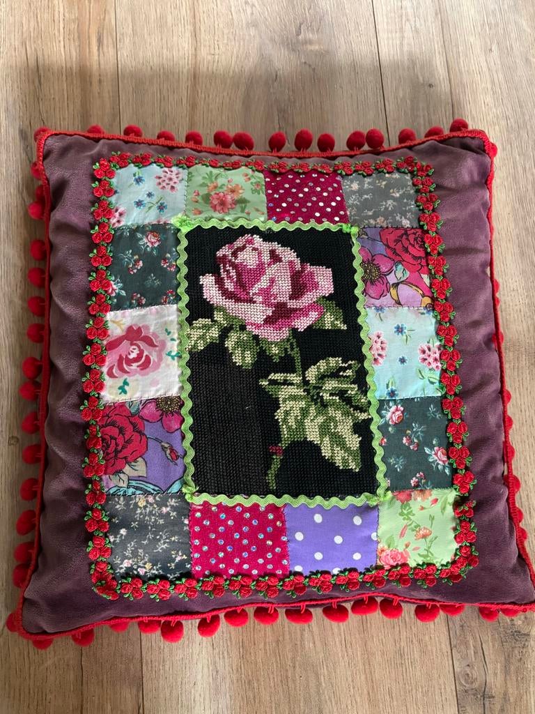 Decoratief kussen met geborduurde roos en pompons, Huis en Inrichting, Woonaccessoires | Kussens, Gebruikt, Paars, Vierkant, Ophalen of Verzenden