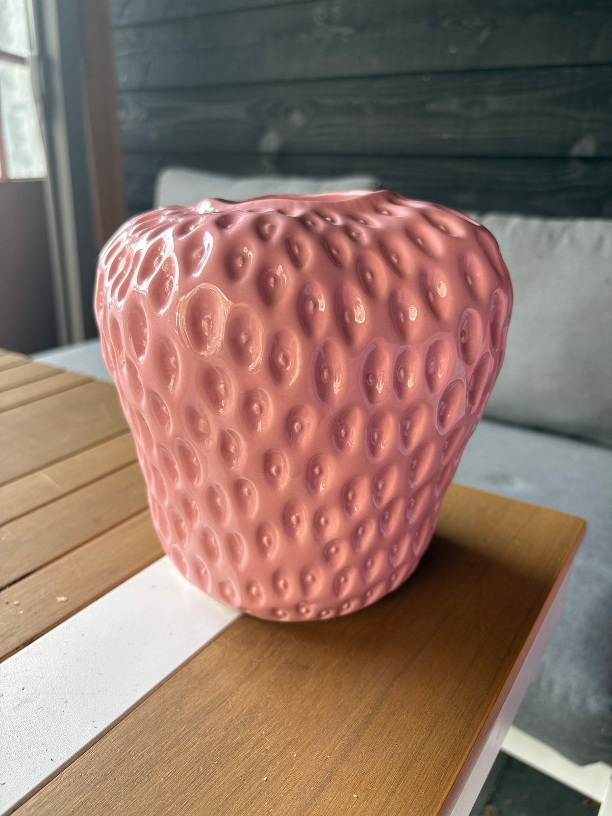 Roze aardbeienvaas - Unieke decoratie voor elk huis, Huis en Inrichting, Woonaccessoires | Vazen, Ophalen, Met patroon/structuur