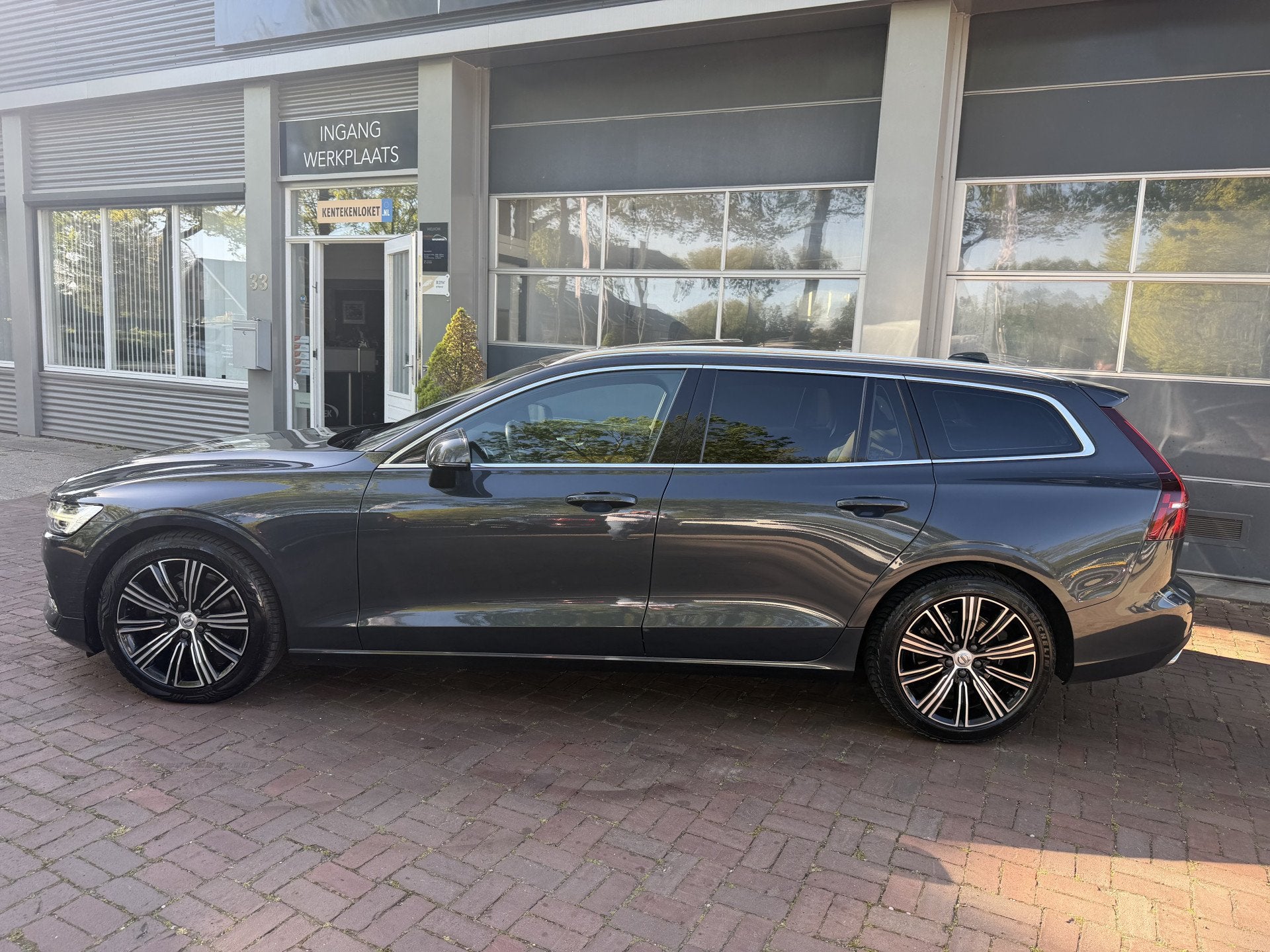 Volvo V60 2.0 D4 Inscription Leer,Panodak,18Inch,Trekhaak,Na, Gebruikt, Diesel, 22 km/l, 1639 kg