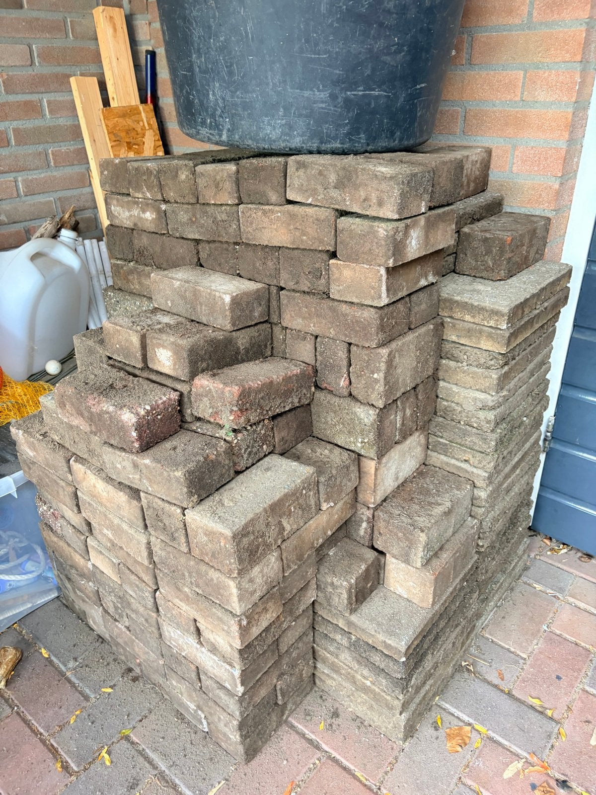 Gebruikte klinkers en stoeptegels voor tuin of oprit, Ophalen, Gebruikt, Klinkers, 10 m² of meer