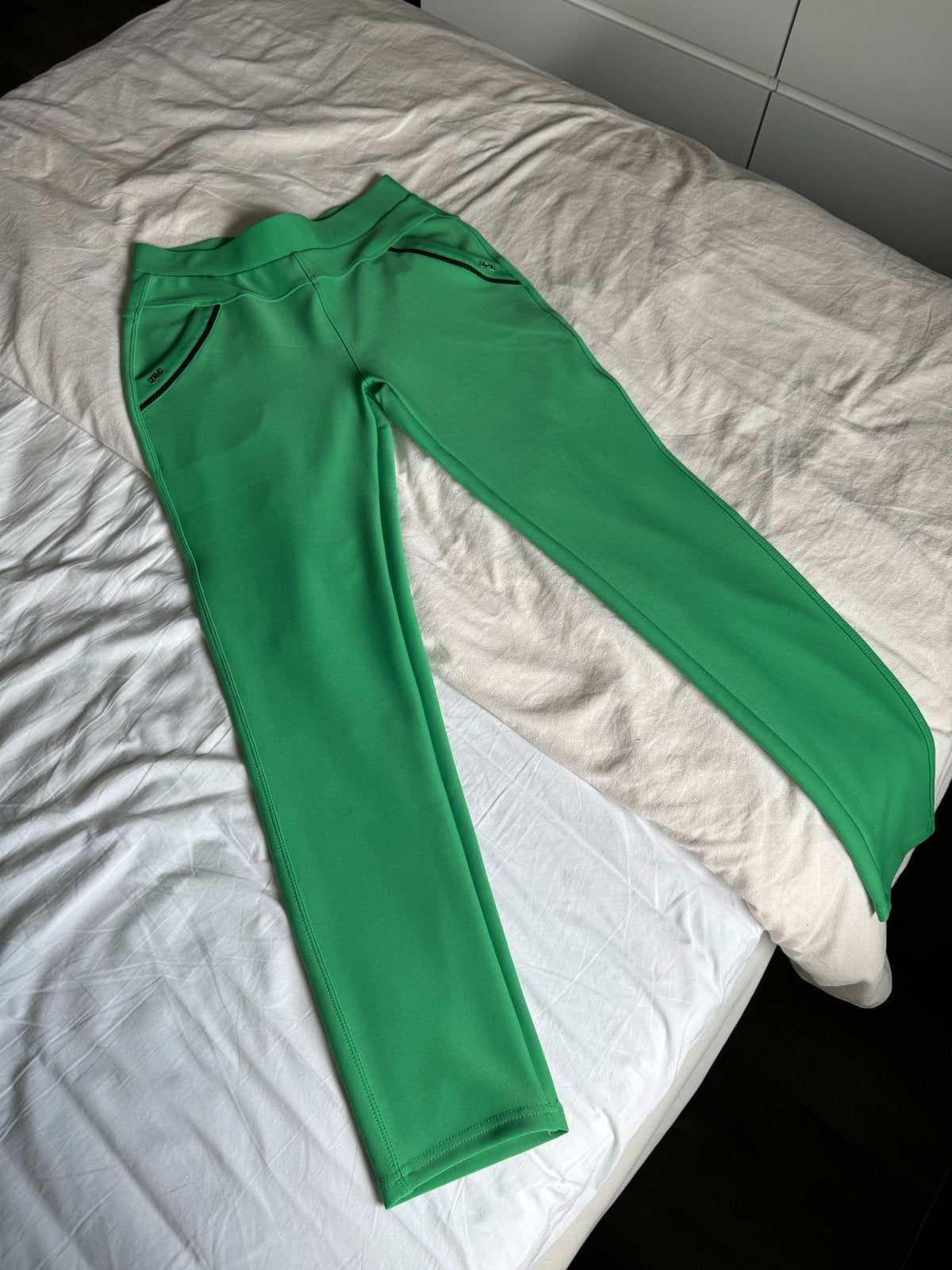 Groene broek van Yu & Me Paris, maat L/XL, Kleding | Dames, Broeken en Pantalons, Maat 42/44 (L), Ophalen of Verzenden, Zo goed als nieuw