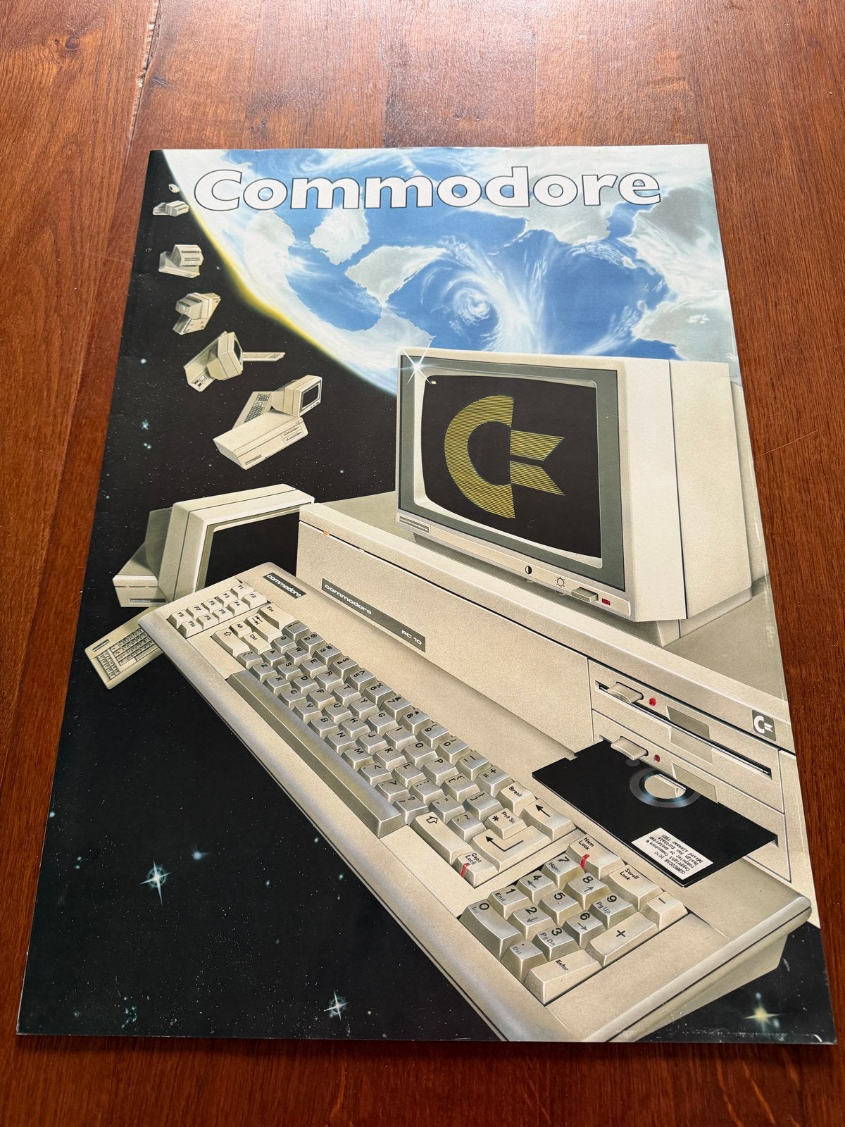 Vintage Commodore PC-10 Poster uit 1984 - Zeer Goede Staat, Rechthoekig Staand, Ophalen of Verzenden, Zo goed als nieuw, A1 t/m A3
