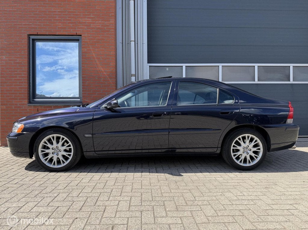 Volvo S60 2.5T Handbak Momentum - schuifdak -, Auto's, Volvo, Voorwielaandrijving, Gebruikt, Zwart, Blauw