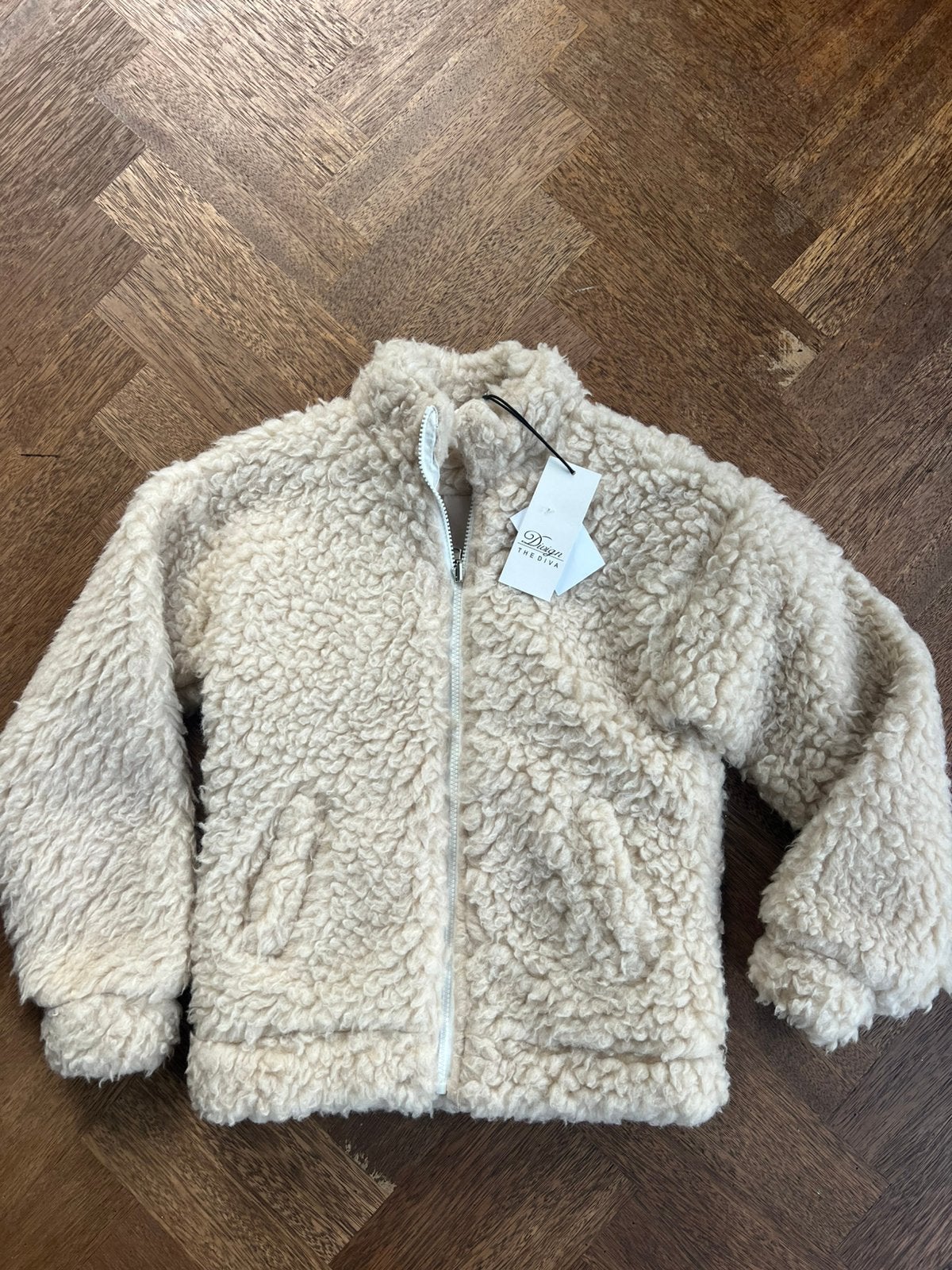 Nieuwe, crèmekleurige teddy jas van Divign the Diva maat 176, Ophalen of Verzenden, Nieuw, Meisje, Jas