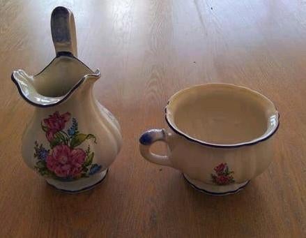 Vintage keramische kan en beker met bloemmotief, Ophalen