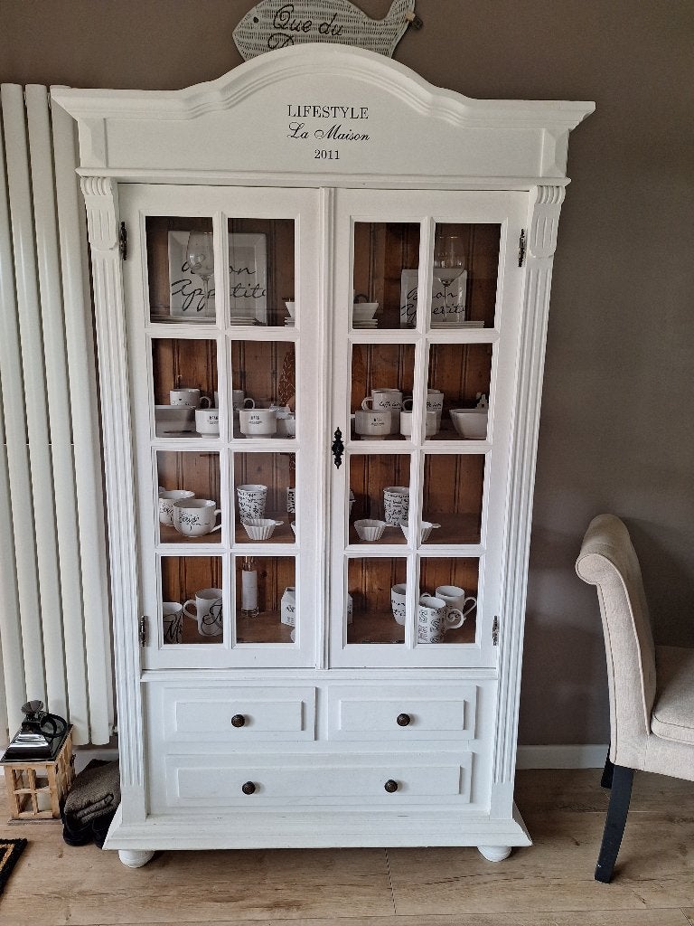 TE KOOP: Mooie witte vitrinekast, Ophalen, Grenenhout, Gebruikt, 100 tot 150 cm