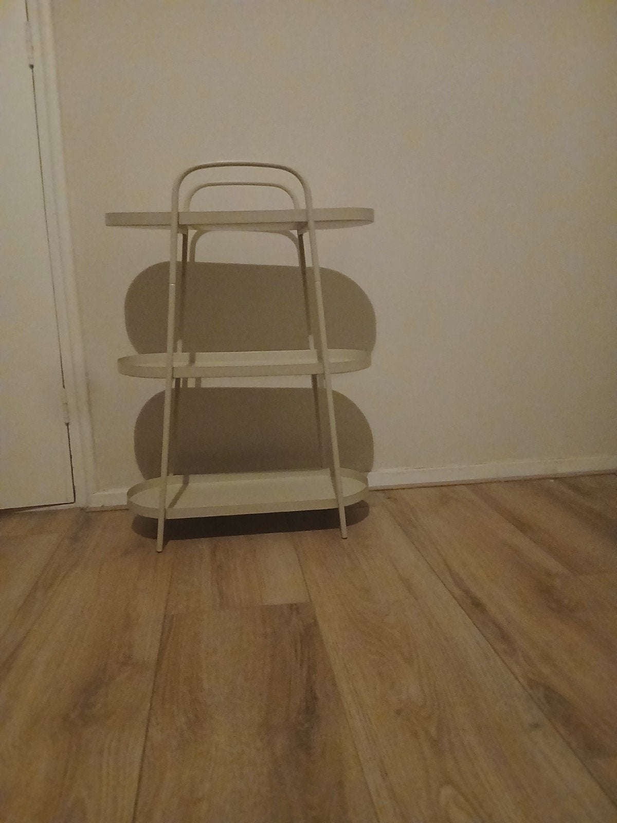 Stijlvol beige bijzettafeltje met 3 lagen, Ophalen, Gebruikt