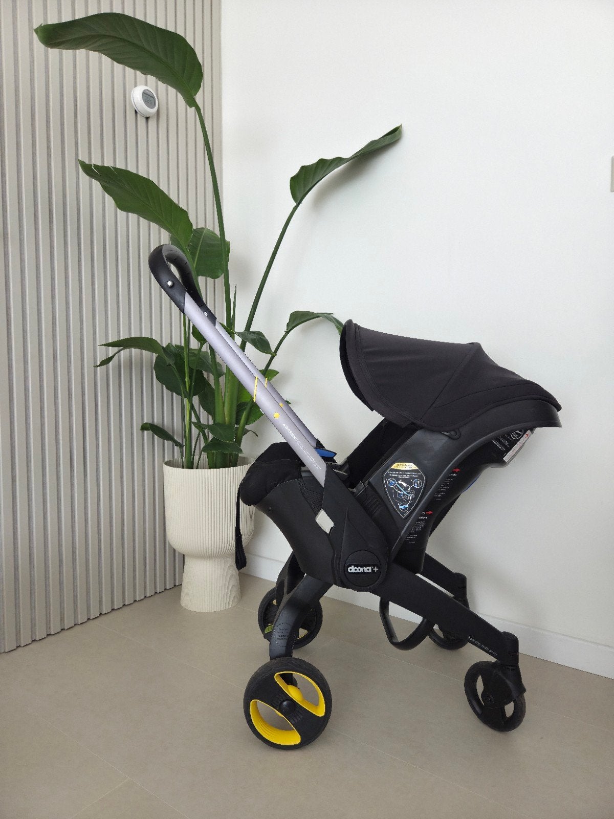 Doona autostoel met isofixbase., Autogordel of Isofix, Gebruikt, 0 t/m 13 kg, Ophalen
