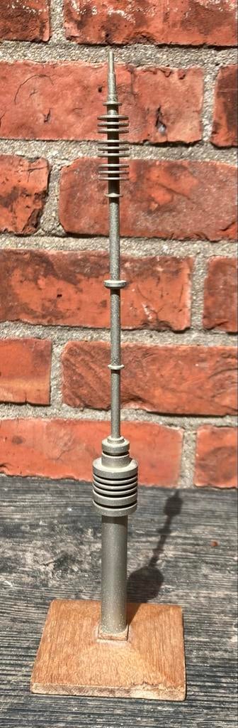 Metalen Televisietoren Beeldje op Houten Voetje, Zilver, Overige onderwerpen, Minder dan 20 cm, Ophalen of Verzenden