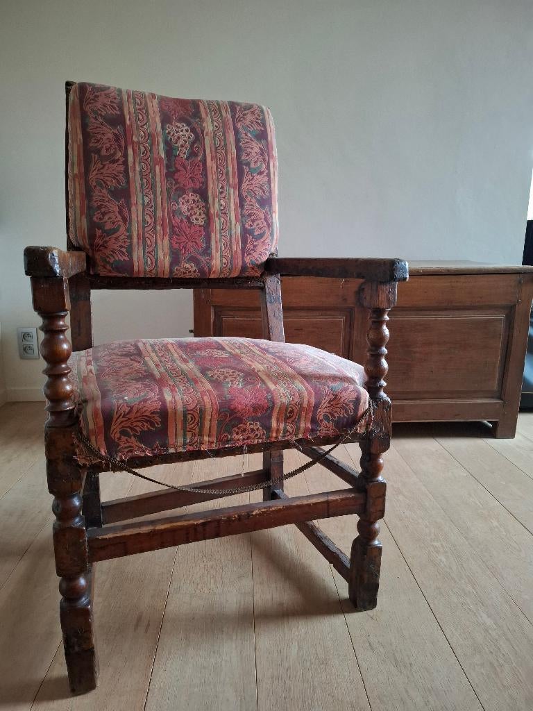 Authentieke Louis XIII armstoel van eind 17e eeuw, Antiek en Kunst, Antiek | Meubels | Stoelen en Banken, Ophalen
