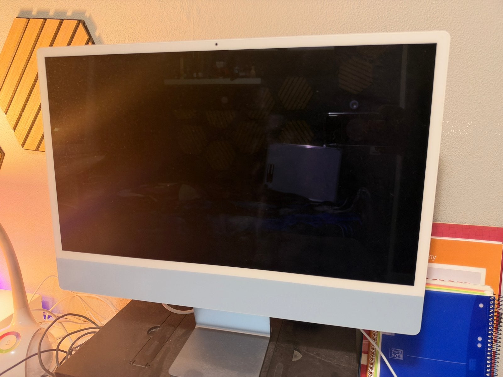 Foto 2 van Apple iMac 24-inch (2023) met M3-chip, kleur blauw.