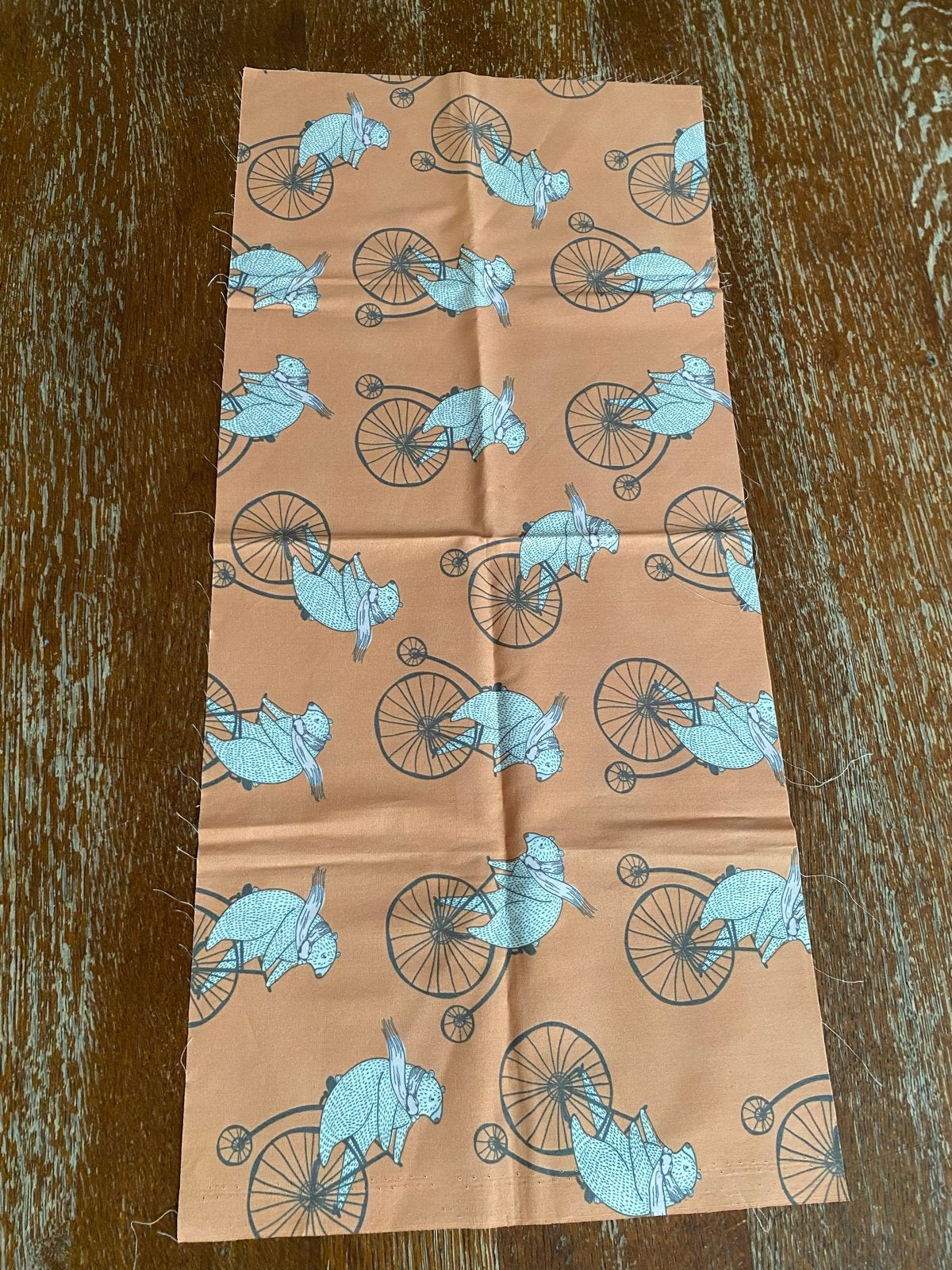 Stof met beren op fietsen - 25x55 cm, Nieuw, Oranje, Ophalen of Verzenden, Katoen