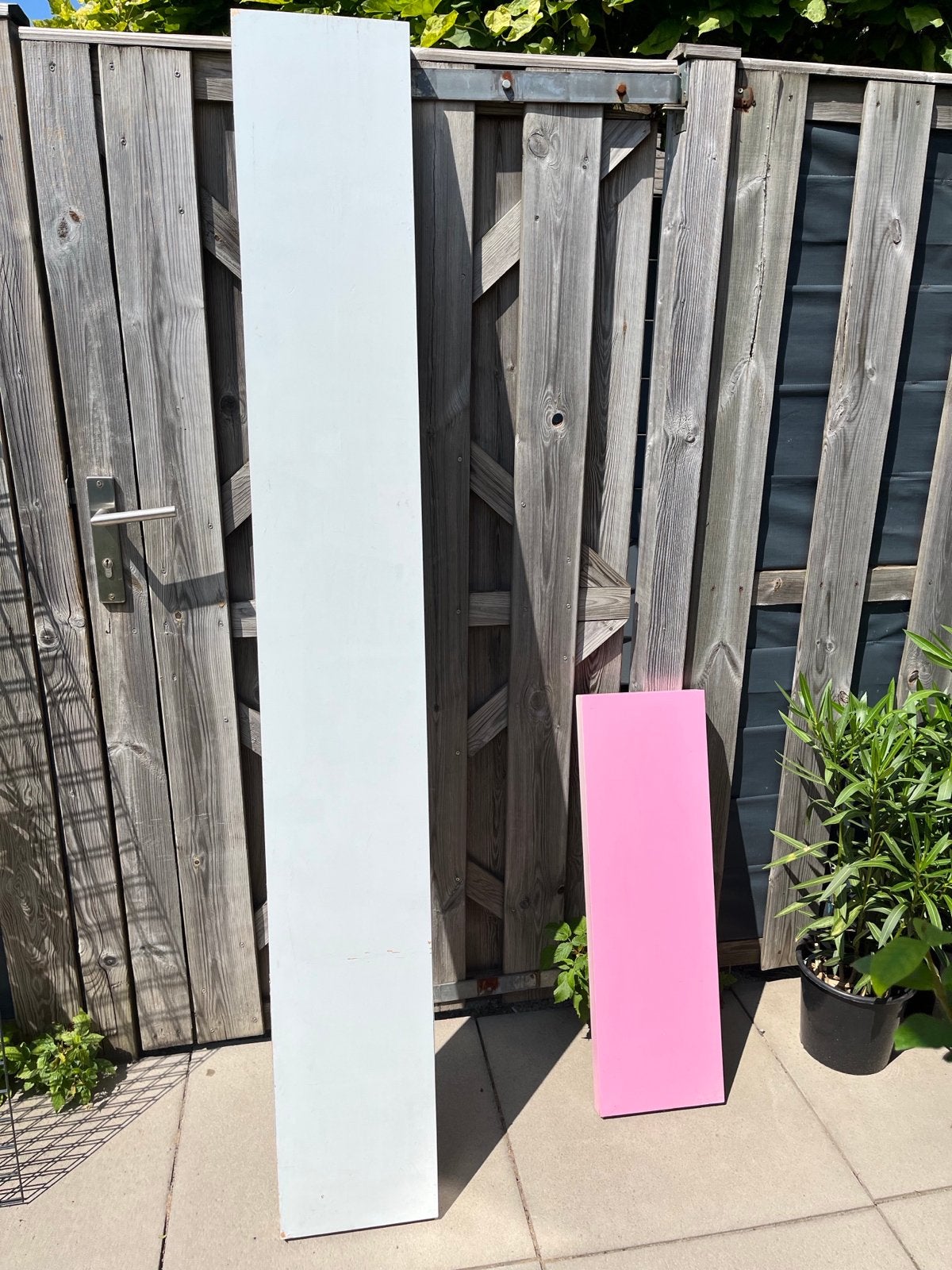 Grijze en roze zwevende wandplanken voor diverse doeleinden, Huis en Inrichting, Woonaccessoires | Wandplanken en Boekenplanken