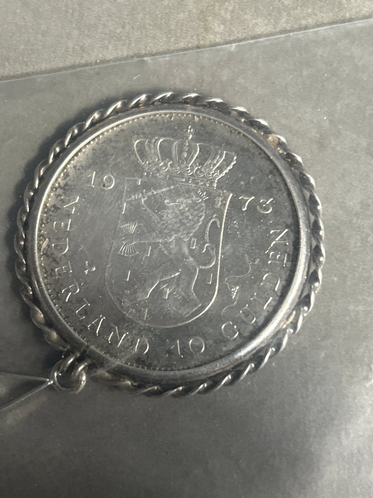 Zilveren hanger met 10 gulden munt Juliana 1973, Ophalen of Verzenden, Gebruikt, Zilver, Overige voorstellingen