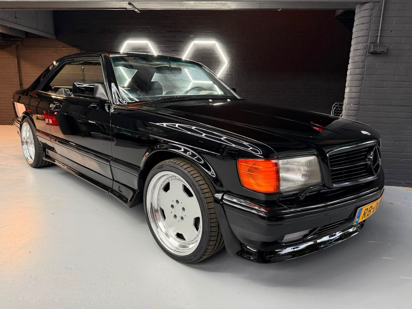 Mercedes-Benz 560 SEC1986 AMG-uitvoering Nederlands geleverd, Auto's, Automaat, Zwart, Zwart, Particulier