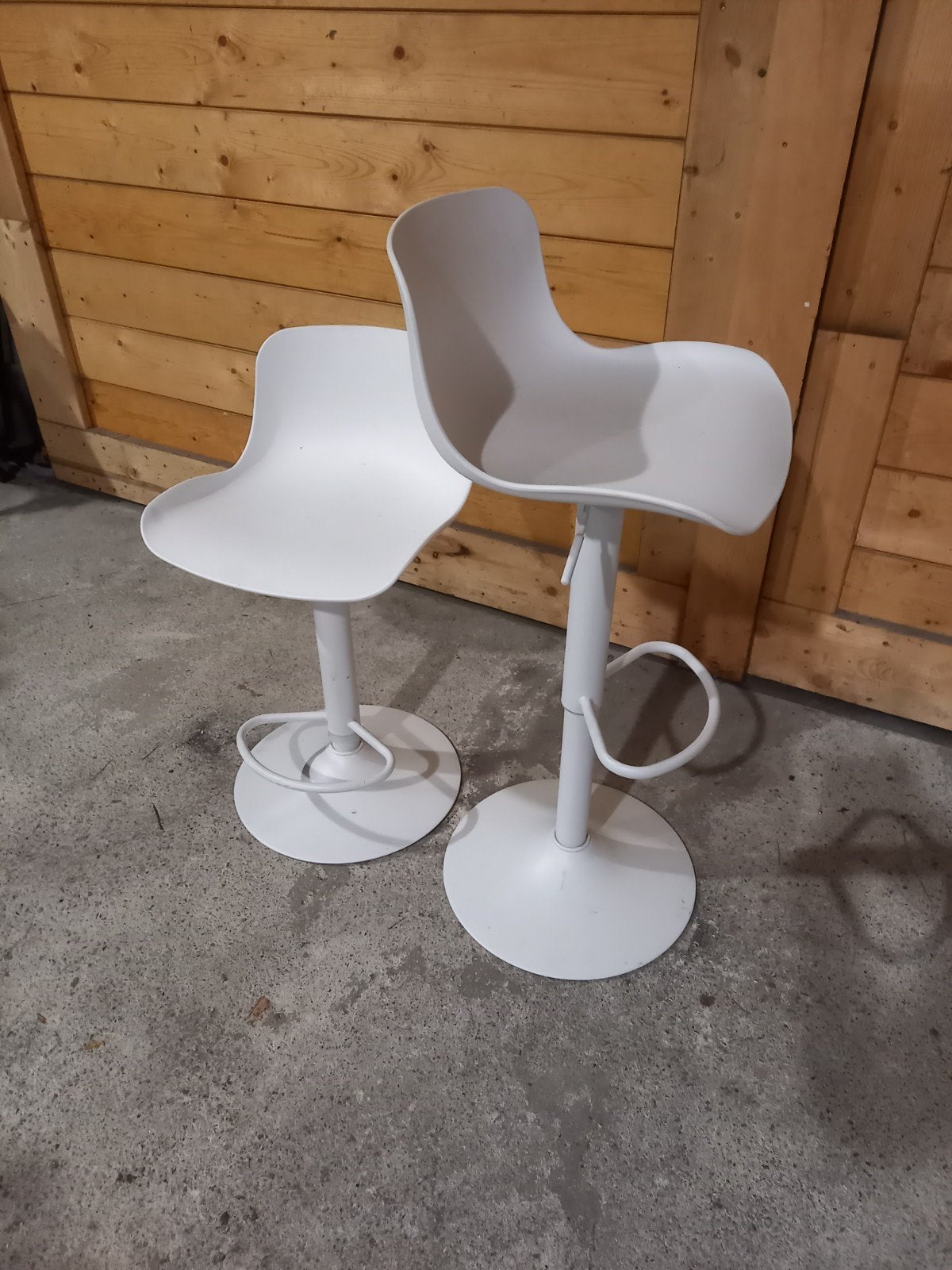 8 witte barkrukken, gasgeveerd en in hoogte verstelbaar, Ophalen, Kunststof, In hoogte verstelbaar, 60 tot 90 cm