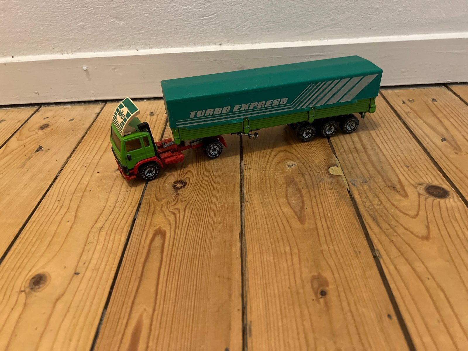 Siku Volvo Turbo Express vrachtwagen met oplegger, Ophalen of Verzenden, Zo goed als nieuw