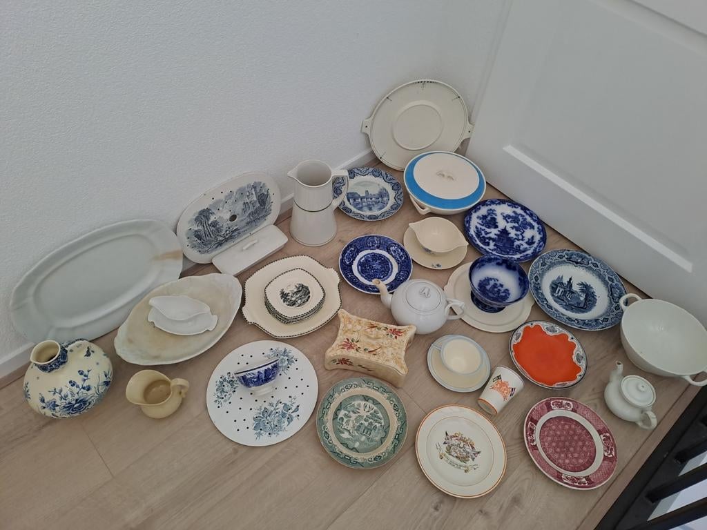 32 stuks aardewerk: Regout, Societe Ceramique, Mosa, Boch, Ophalen of Verzenden