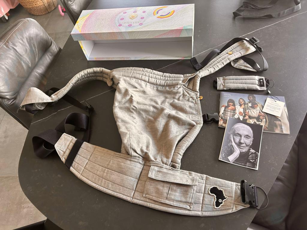 Artipoppe Zeitgeist Jane Goodall Linnen Draagzak, Overige merken, Ophalen of Verzenden, Zo goed als nieuw, Buik, Rug of Zij