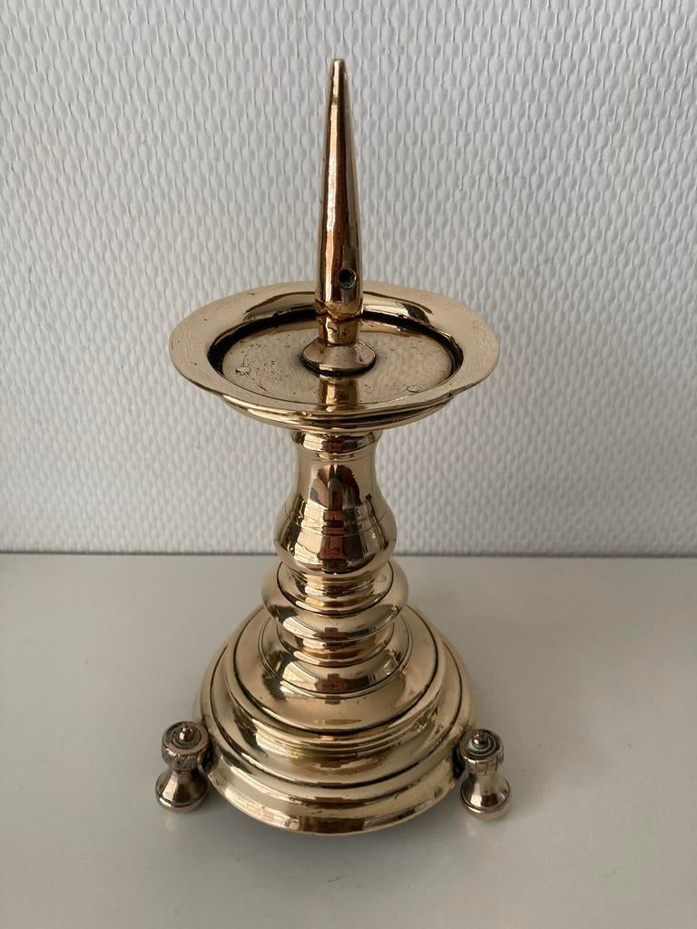 Kandelaar. 17e eeuw. Neurenberg. Brons. Hoogte 23 cm. Gaaf., Antiek en Kunst, Antiek | Kandelaars, Verzenden, Koper of Brons