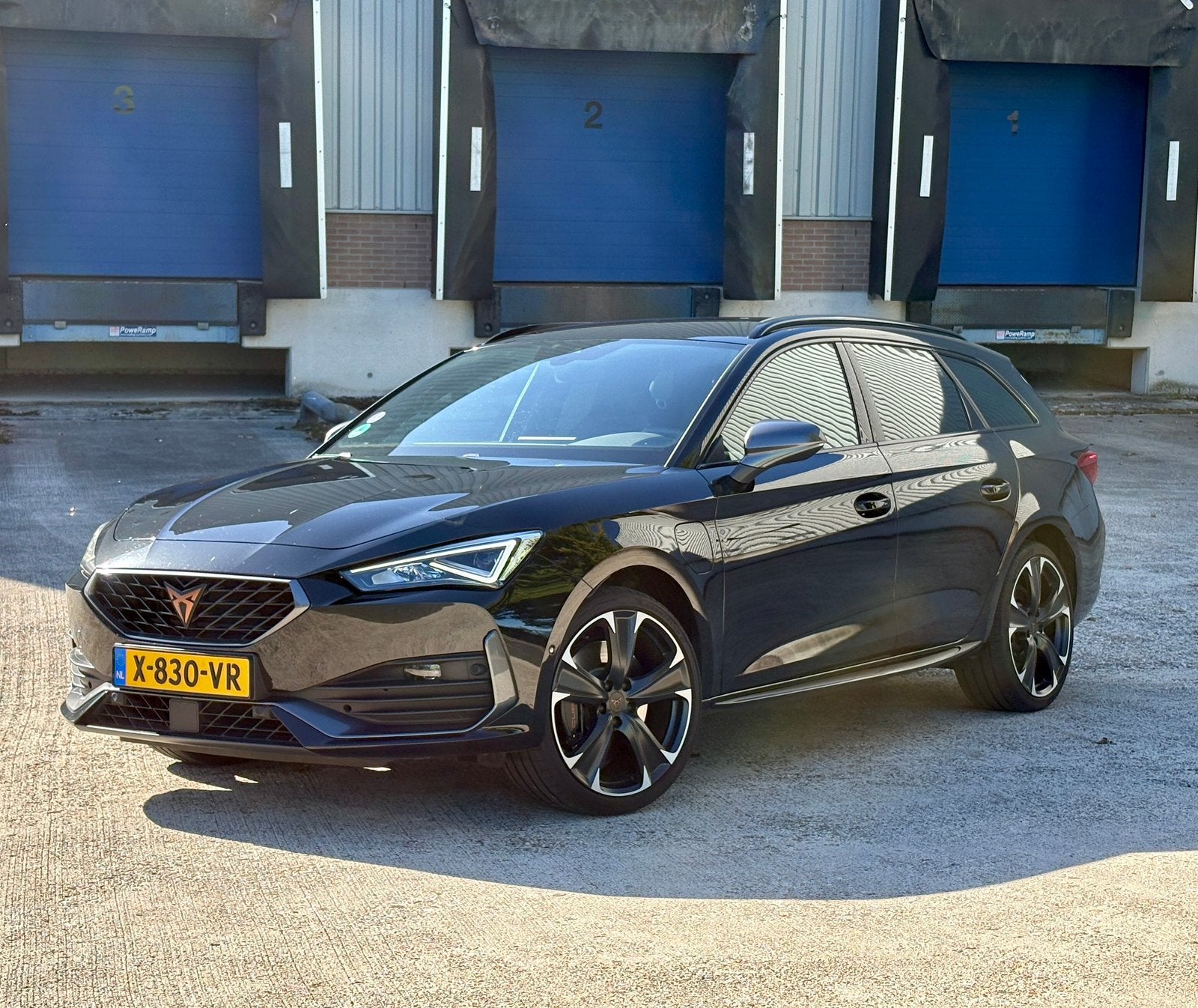 Cupra Leon Sportstourer VZ Performance 245 PK 2021 zwart, Auto's, Dealer onderhouden, 4 cilinders, Leder en Stof, Zwart