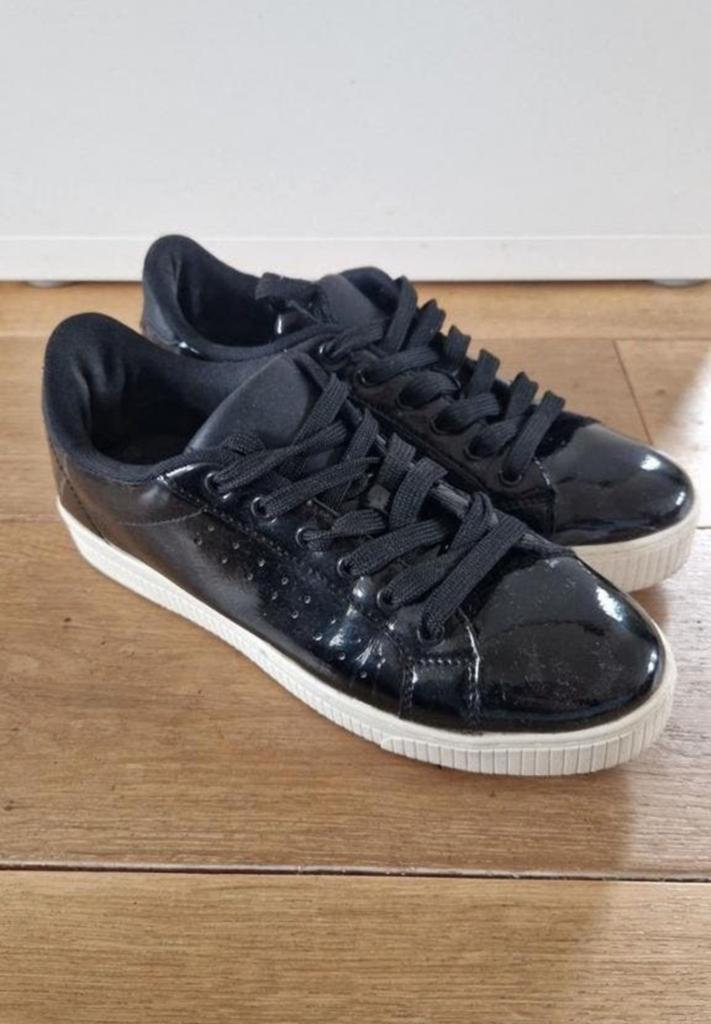Gratis nette schoenen maat 40 zgan, Ophalen, Zo goed als nieuw, Zwart, Sneakers of Gympen