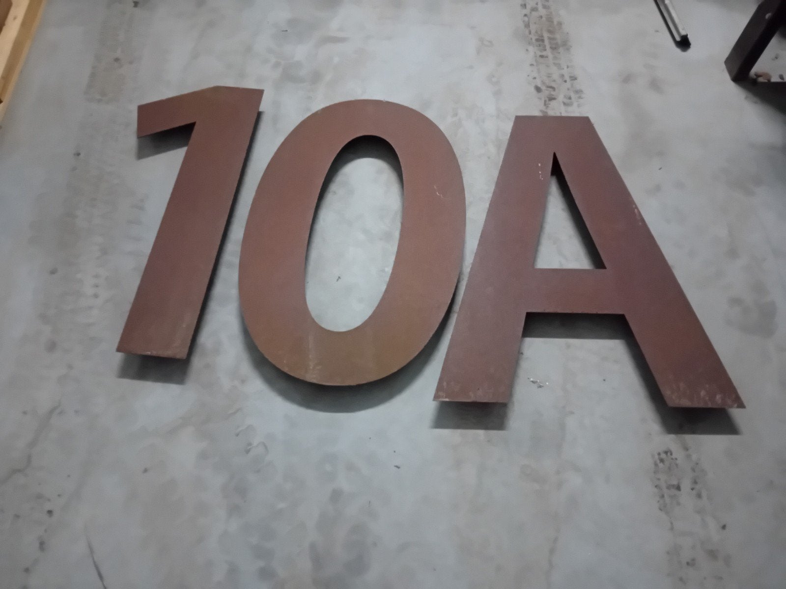 Cortenstaal Huisnummer en Letter 80cm Hoog, Ophalen, Gebruikt, Metaal, Bruin