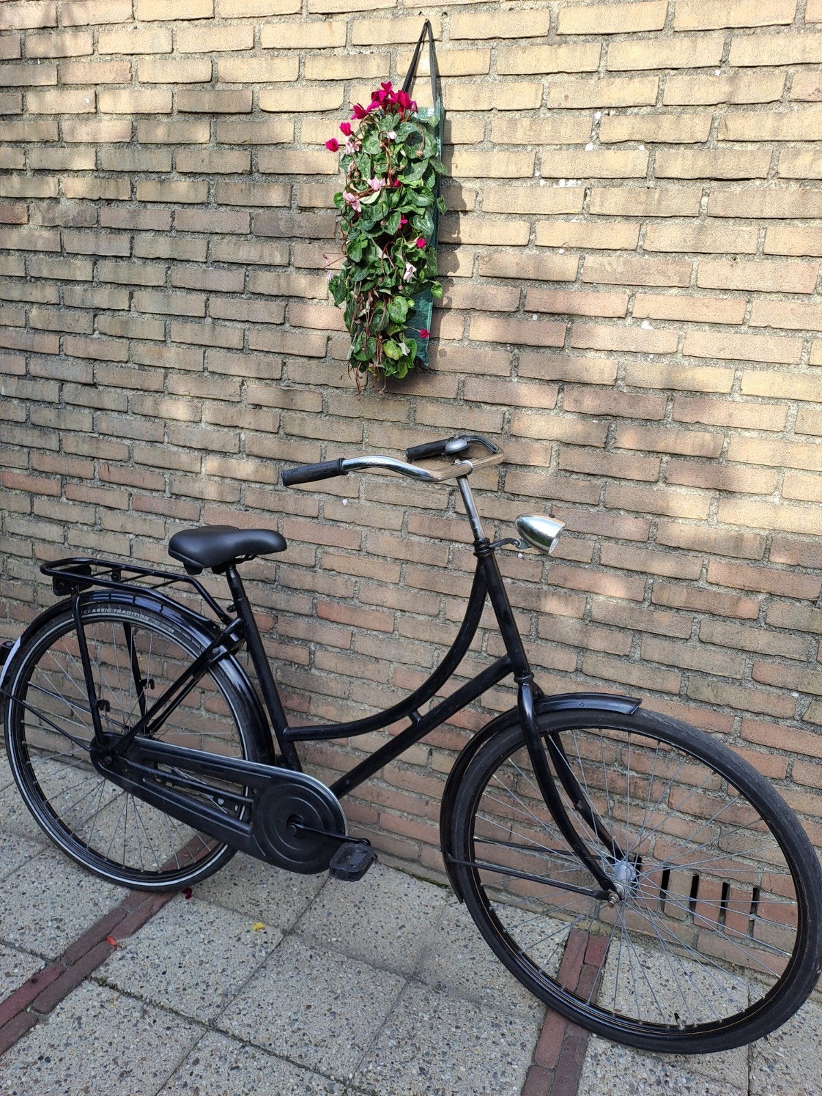 Een prima rijdende zwarte 28 inch omafiets te koop., Fietsen en Brommers, 53 tot 56 cm, Ophalen, Gebruikt, Terugtraprem