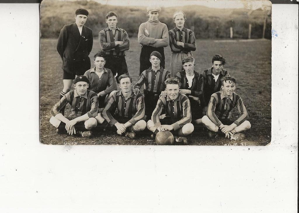 wateringen Voetbalelftal met alpinopetten VELO Fotokaart, Verzamelen, Ophalen of Verzenden, 1920 tot 1940, Ongelopen, Zuid-Holland