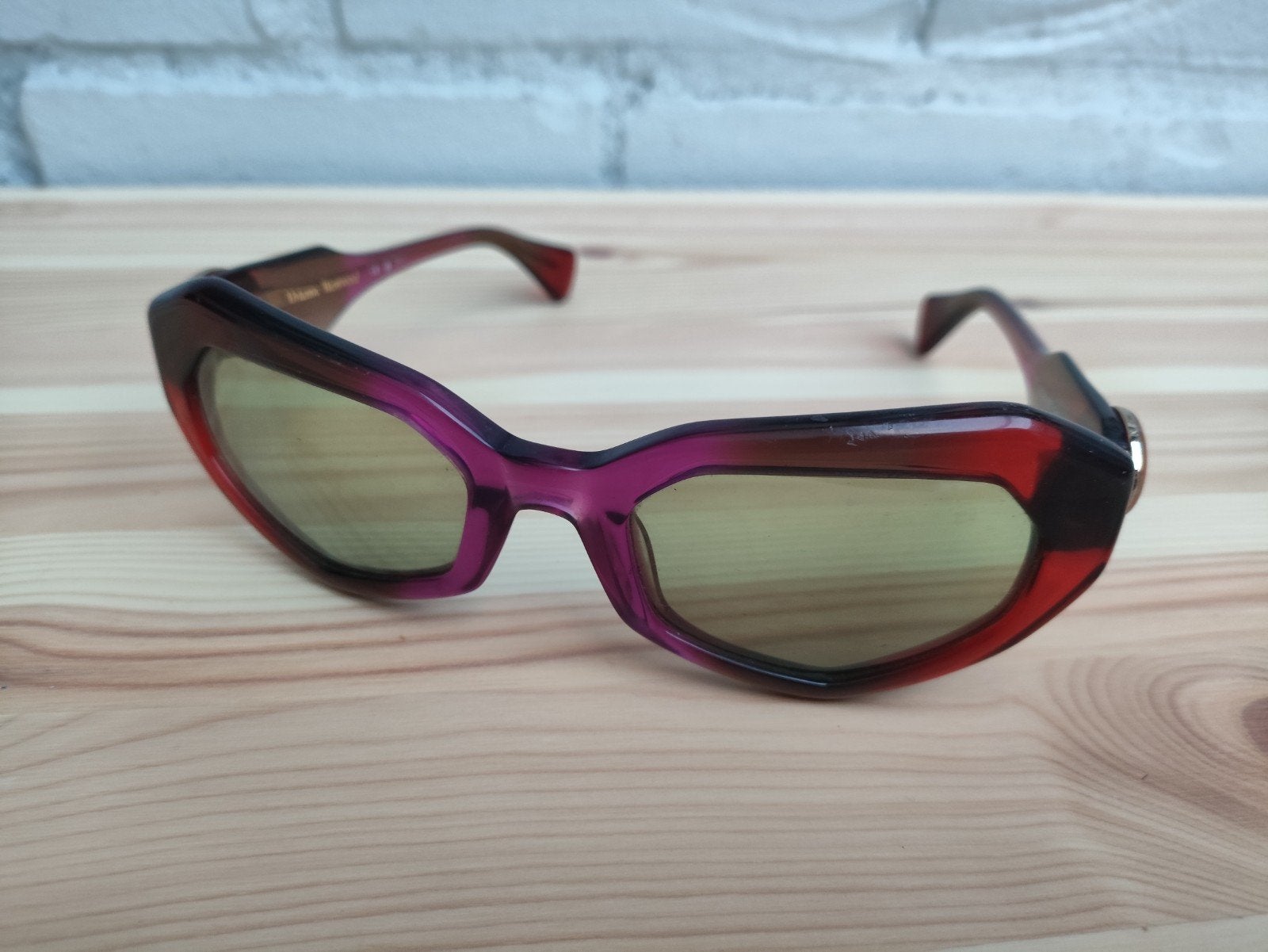 Vivienne Westwood Zonnebril VW5054 - Rood/Paars, Overige merken, Gebruikt, Zonnebril, Ophalen of Verzenden