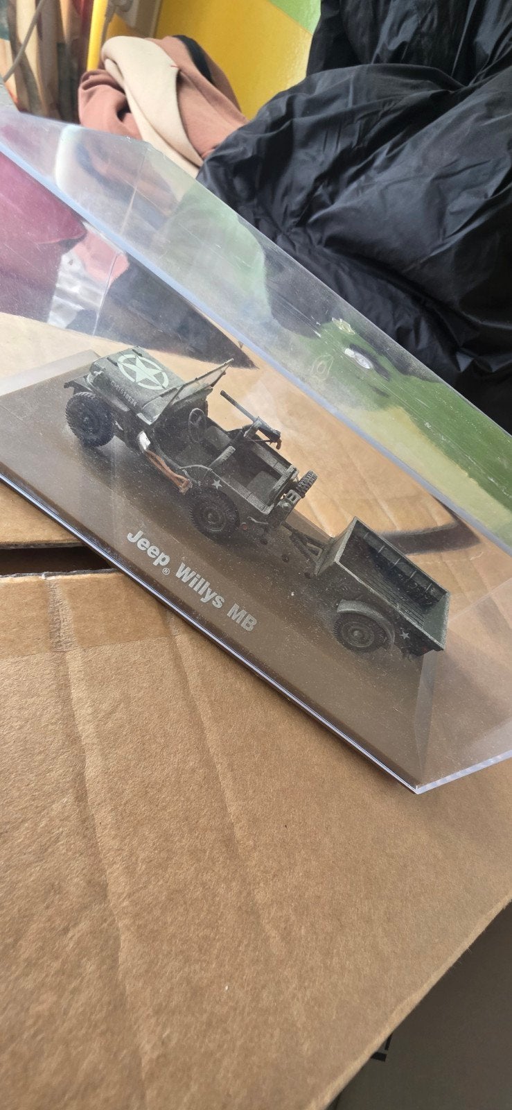 Jeep Willys MB model met aanhanger in vitrine, Auto, 1:32 tot 1:50, Zo goed als nieuw, Ophalen
