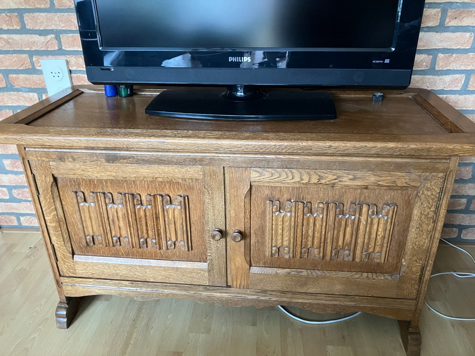 Eiken dekenkast / tv-meubel met bewerkte panelen, Antiek en Kunst, Ophalen