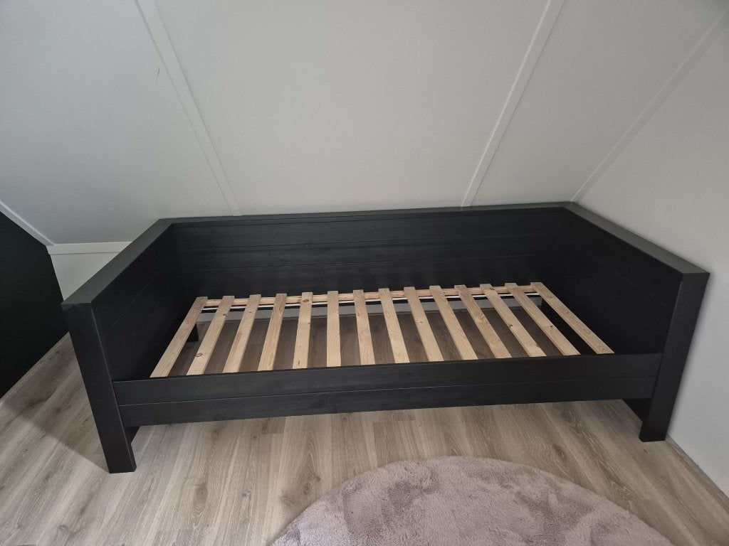 WOOOD Dennis Bedbank Grenen Zwart te koop!, Ophalen, 85 tot 100 cm, Zo goed als nieuw, Lattenbodem