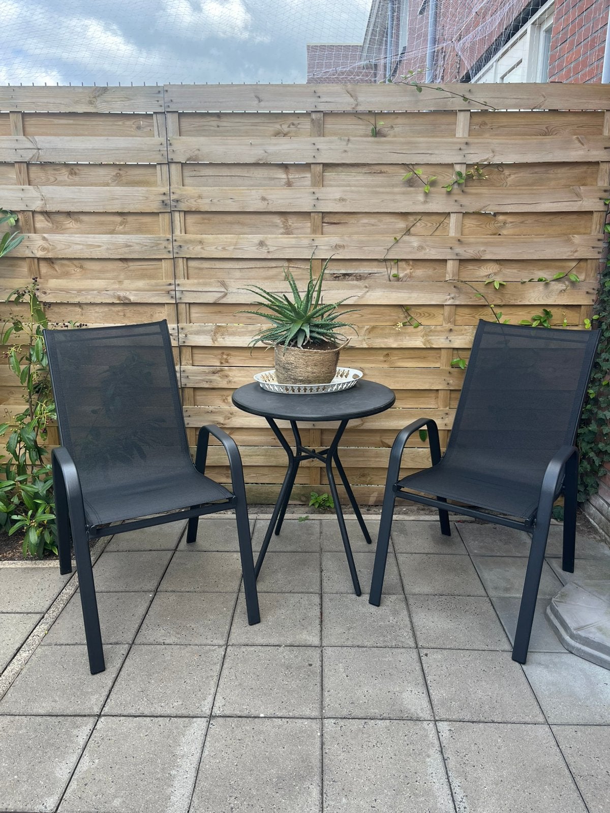 Twee tuinstoelen met tafeltje, Ophalen, Zo goed als nieuw, 2 zitplaatsen